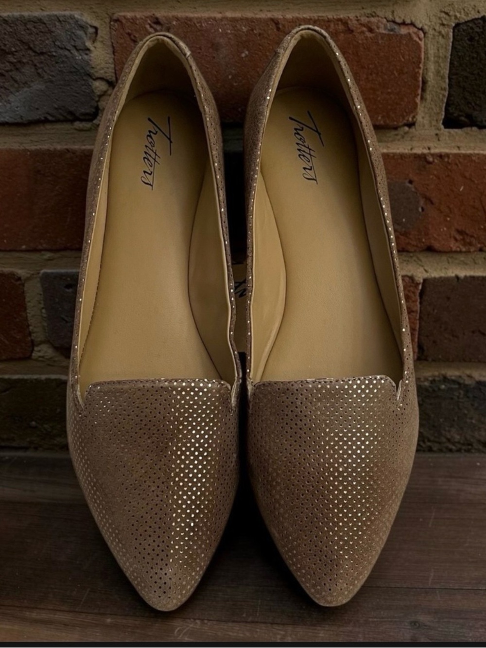 Trotters Harlowe Taupe Dot Suede Pointed Toe Flats Shoes T1707-166 Womens 9 N